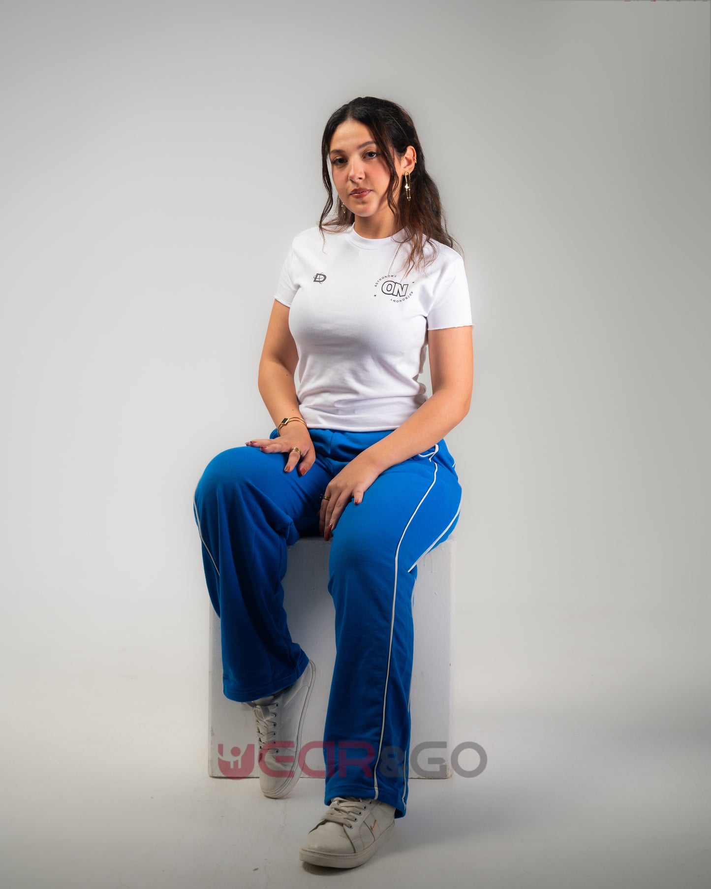 تيشيرت سادة كاجوال بشعار صغير